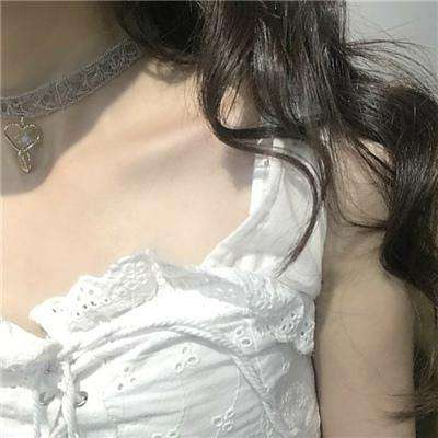 在地铁上用外套擦血的女孩报平安